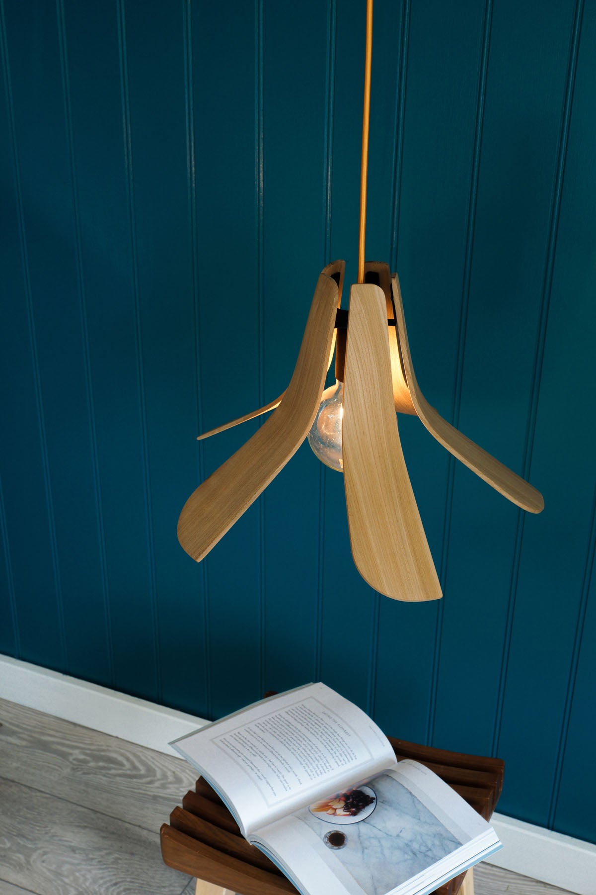 Wood ceiling light. LayerTree.